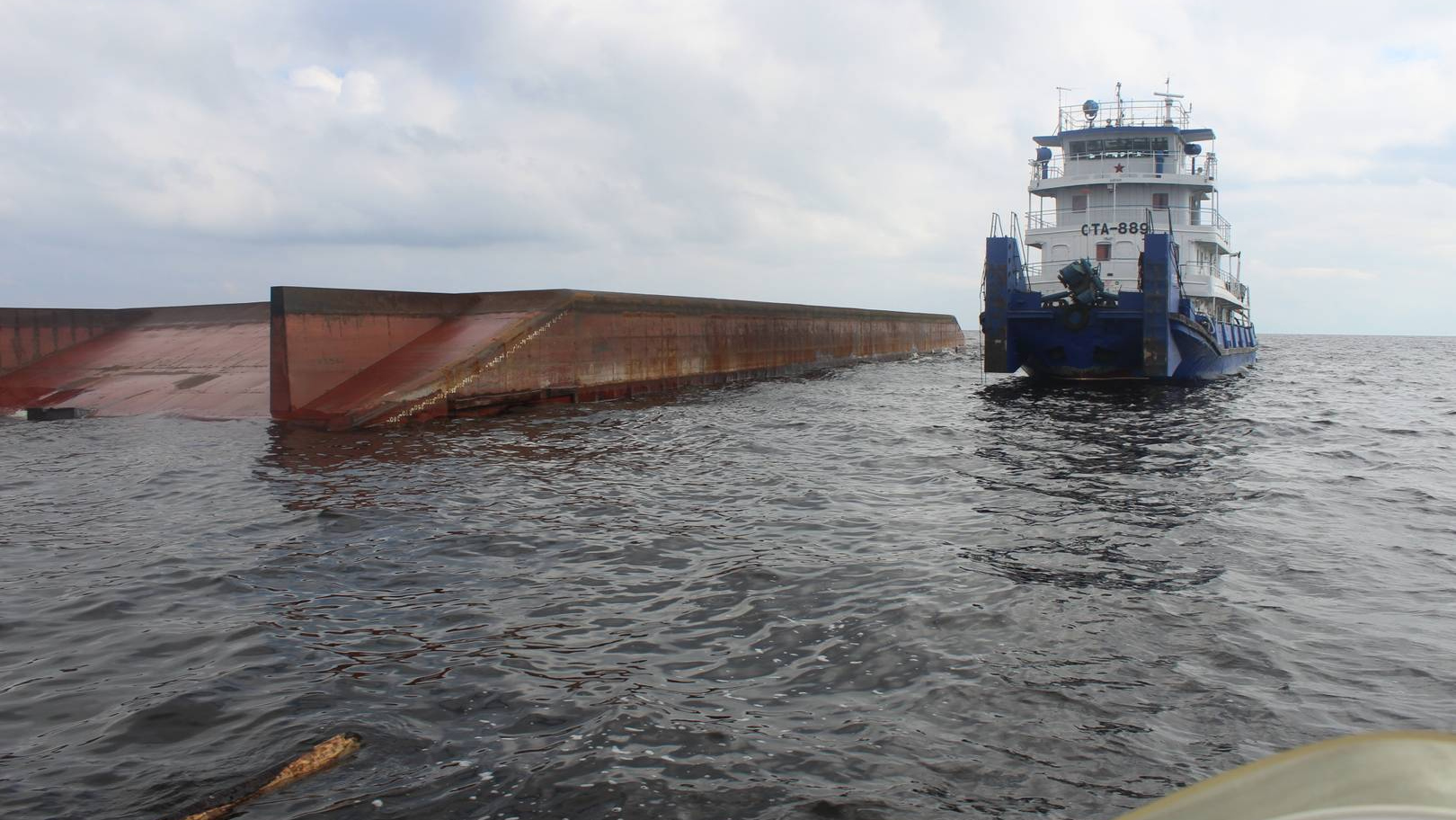 Затонувшая баржа в Рыбинске
