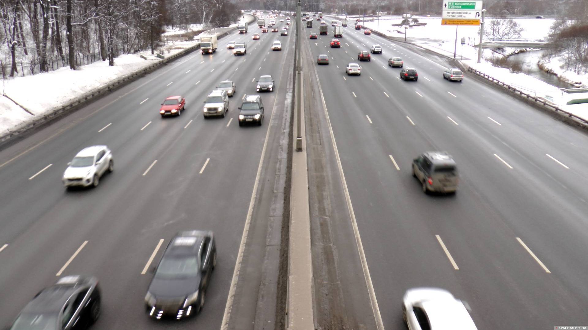 Московская кольцевая автомобильная дорога (МКАД) зимой