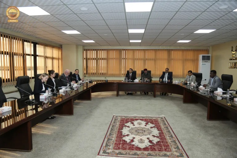 Встреча членов Палаты представителей Ливии и посла Великобритании в Ливии Мартина Лонгдена