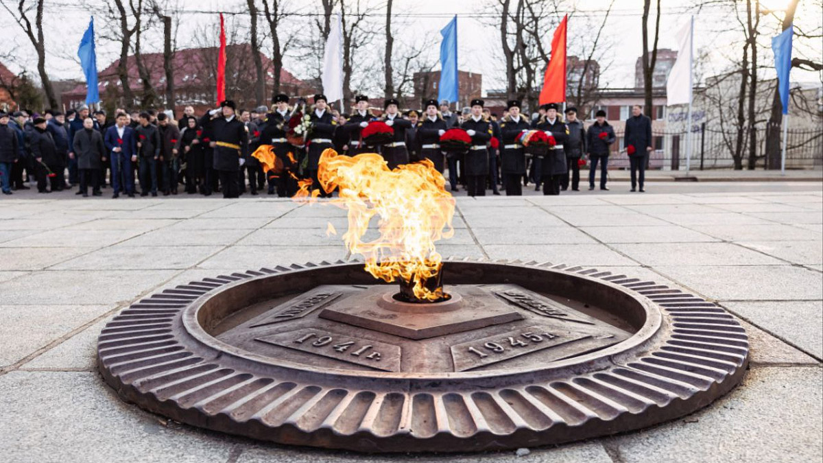 Вечный огонь на мемориальном комплексе 1200 воинам-гвардейцам в Калининграде. 23 февраля 2023 года
