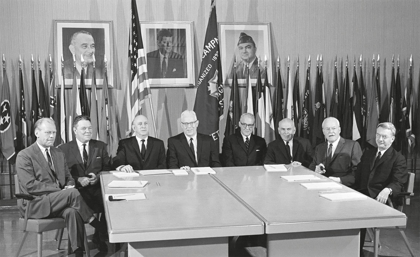 Официальный групповой портрет членов комиссии Уоррена, сделанный в зале заседаний в Вашингтоне