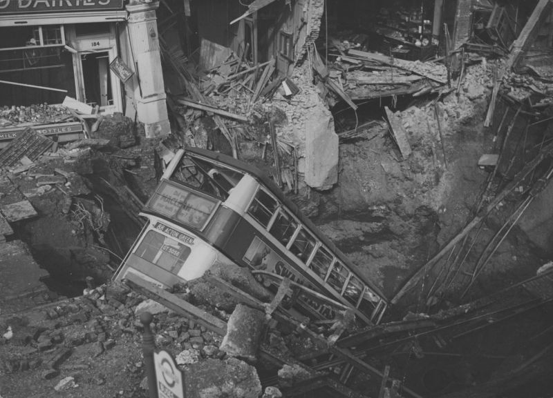 Двухэтажный автобус, провалившийся в бомбовую воронку у станции лондонского метро «Белхэм» (Balhem) после налета немецкой авиации. 1940