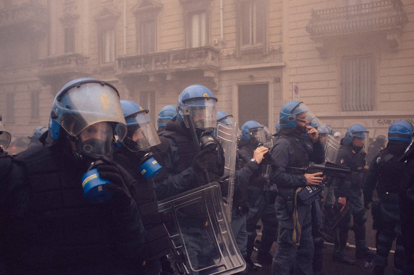 Полицейские разгоняют протестующих. Милан, Италия