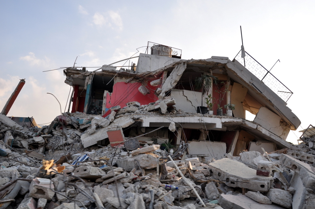 Руины жилого дома