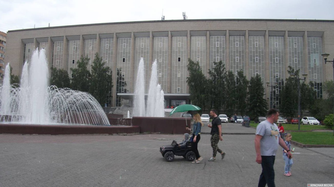 Площадь Пименова, фонтан перед ГПНБТ СО РАН