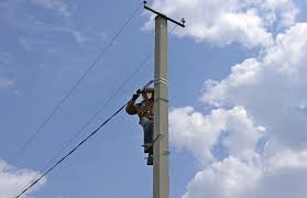 Электрик устраняет неисправность