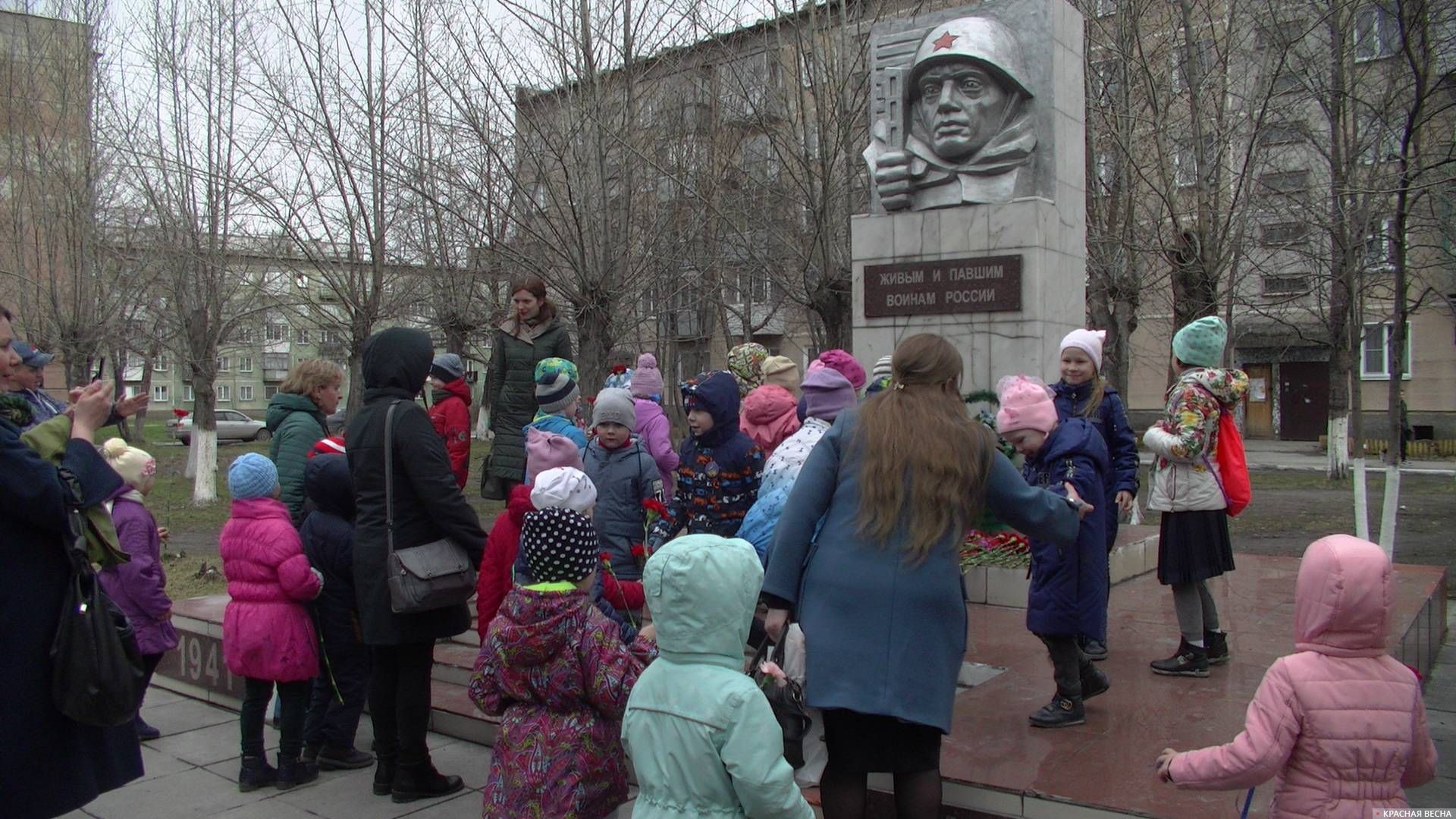Возложение цветов к памятнику воинам России, р.п. Линево, Новосибирская область
