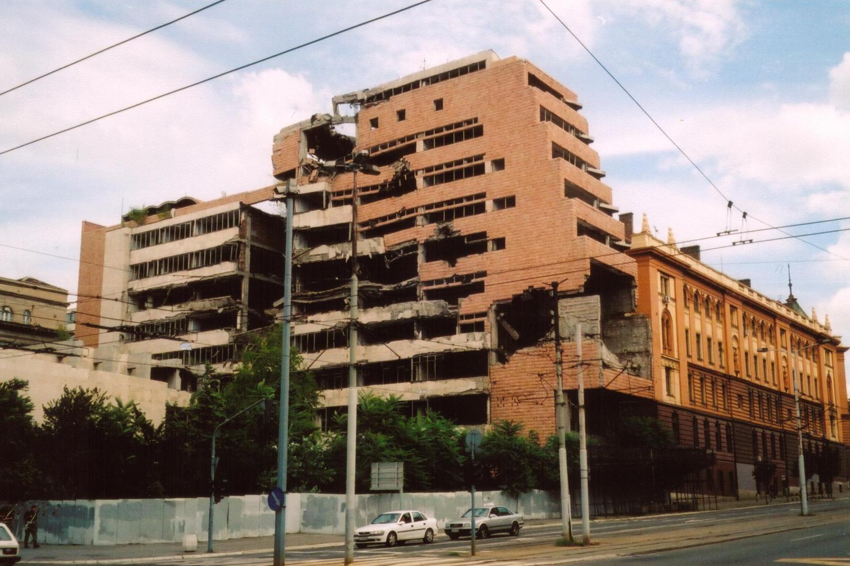 Здание Министерства обороны Югославии после бомбардировки в 1999 г.