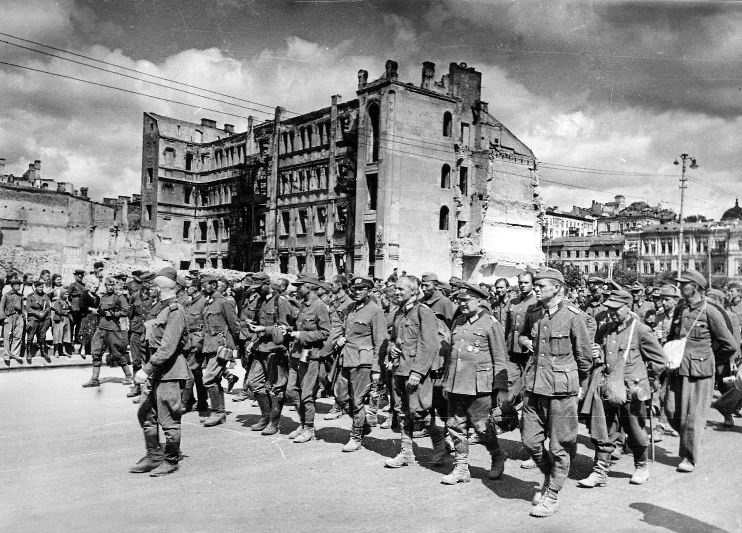 Колонну немецких военнопленных проводят по улицам Киева. Август 1944 года