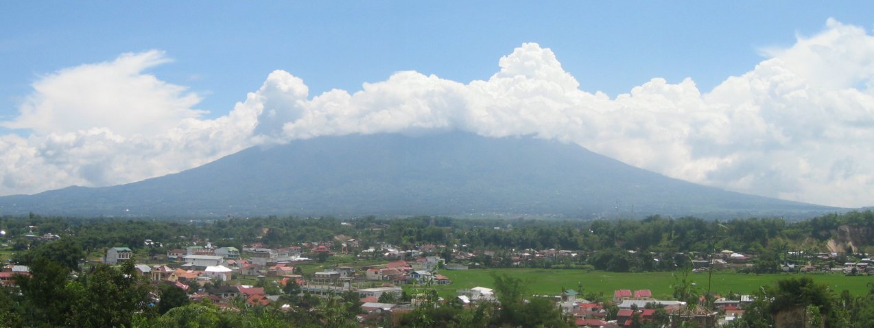Вулкан Марапи на острове Суматра в Индонезии