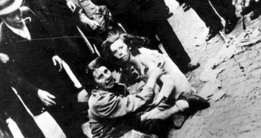 Еврейская женщина и девочка подвергаются издевательствам со стороны украинских погромщиков во Львове 1 июля 1941 года