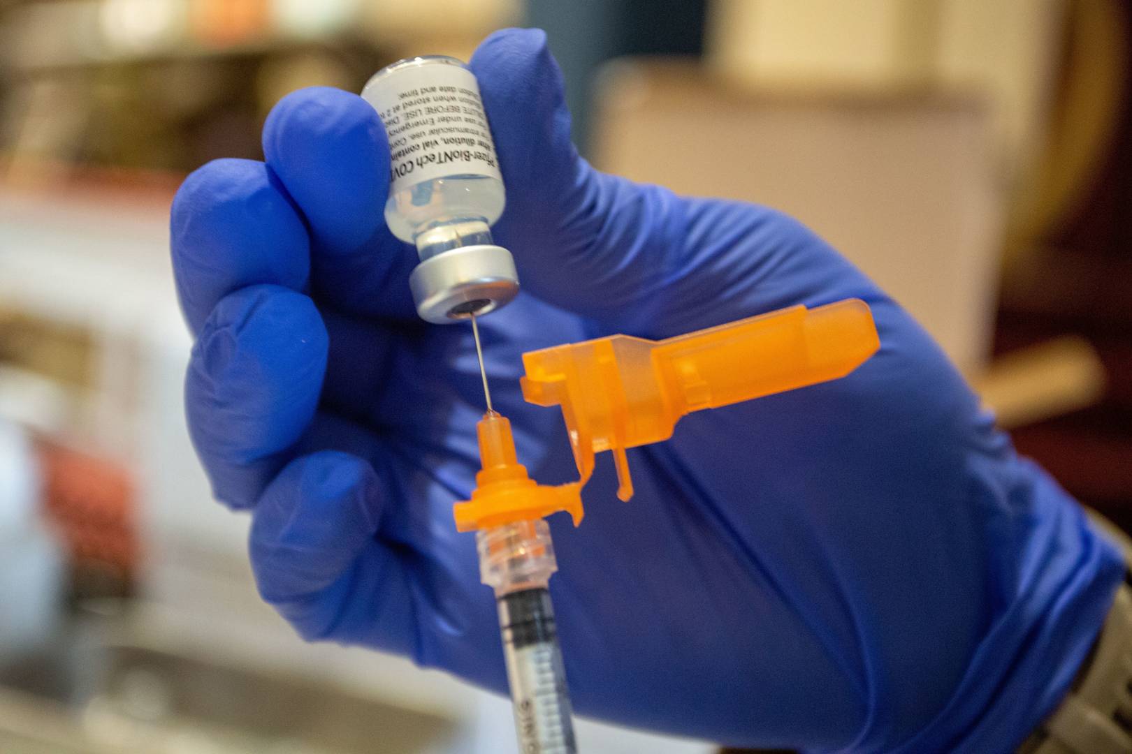 Подготовка вакцины Pfizer-BioNTech COVID-19 для введения резервистам ВВС США