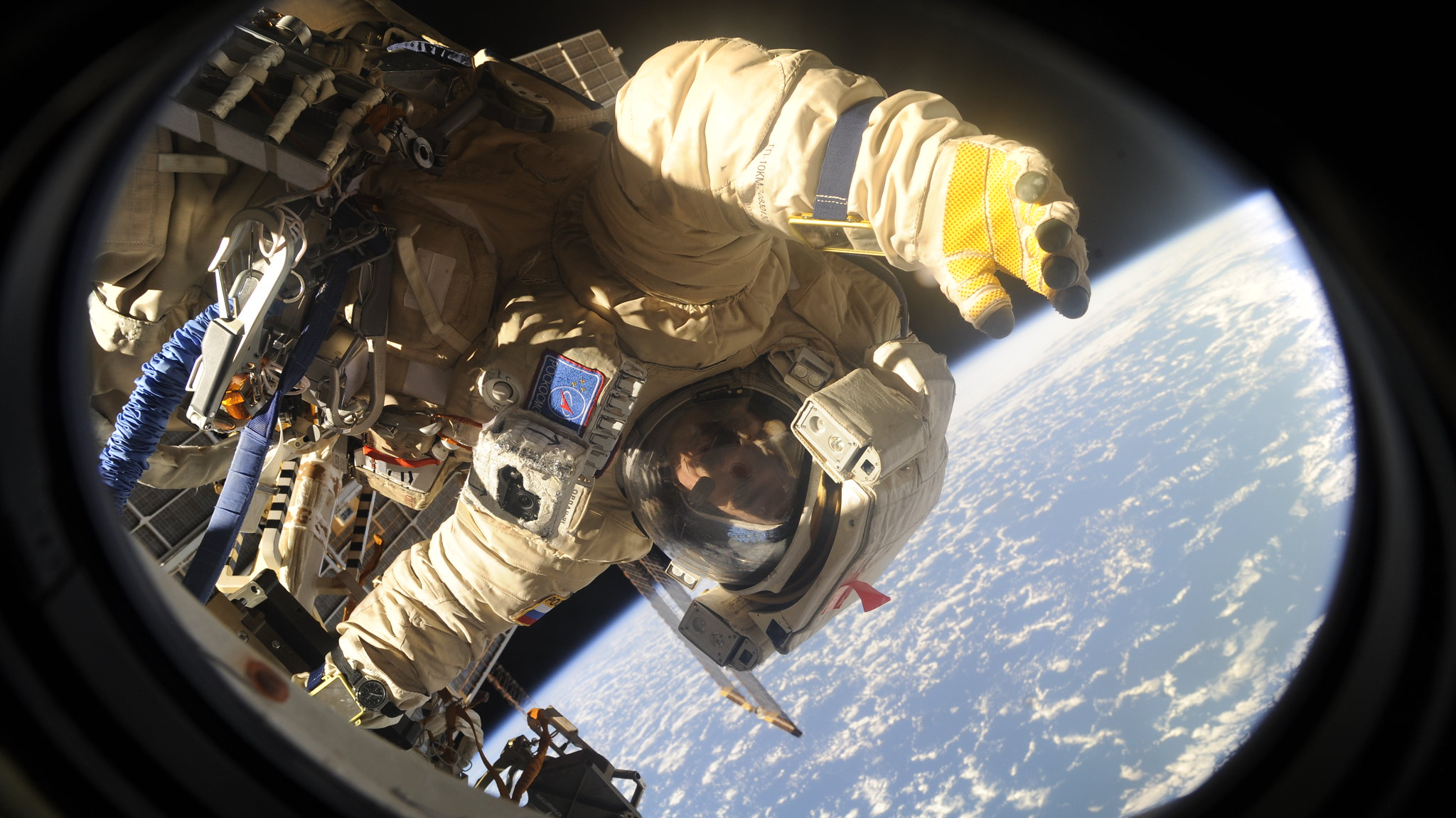 Российские космонавты могут запустить рекордное количество спутников