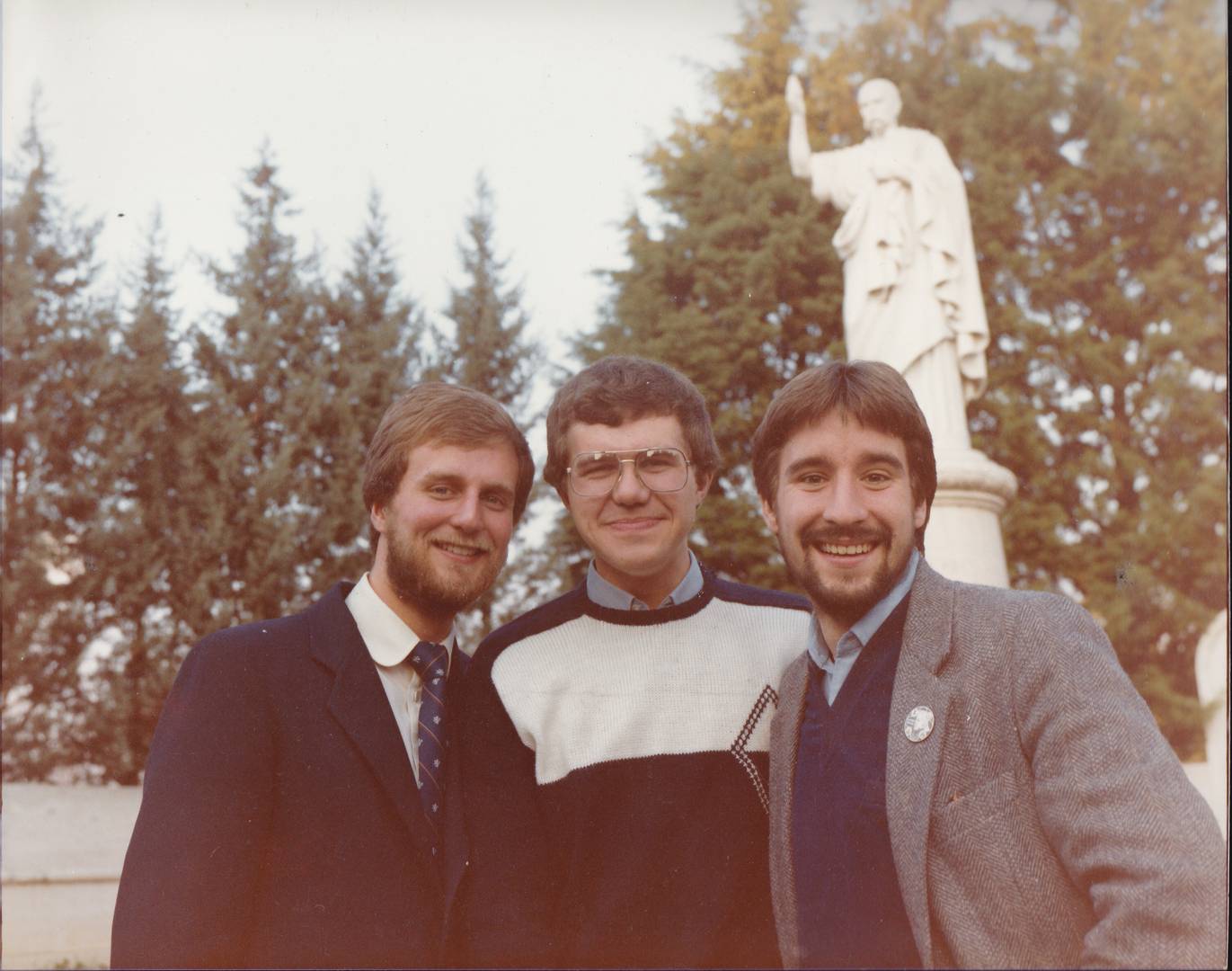 Борис Гудзяк(слева) и Михаил Димир(в центре) возле памятника Тарасу Шевченко в Риме. 1980