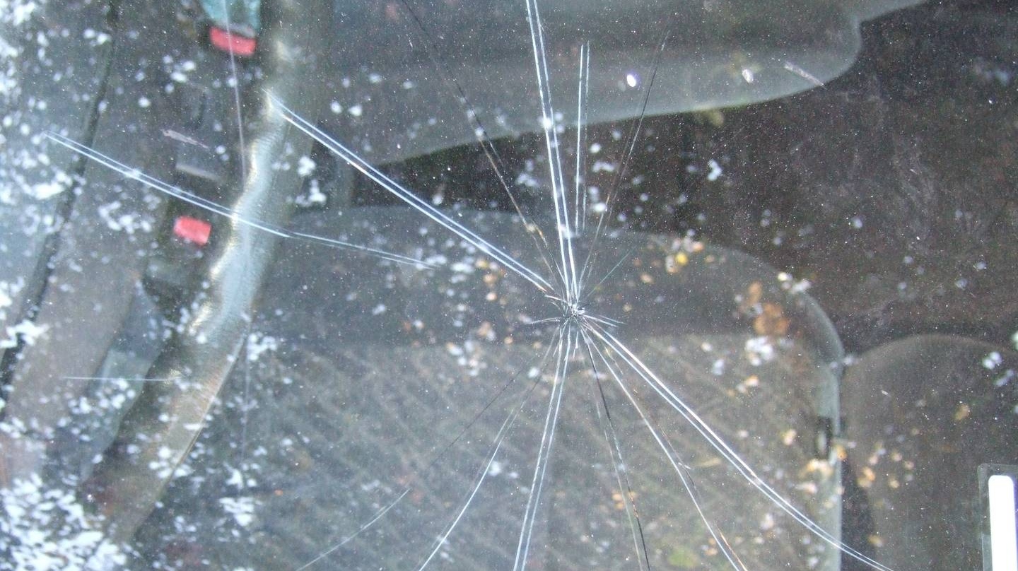 Треснувшее стекло автомобиля