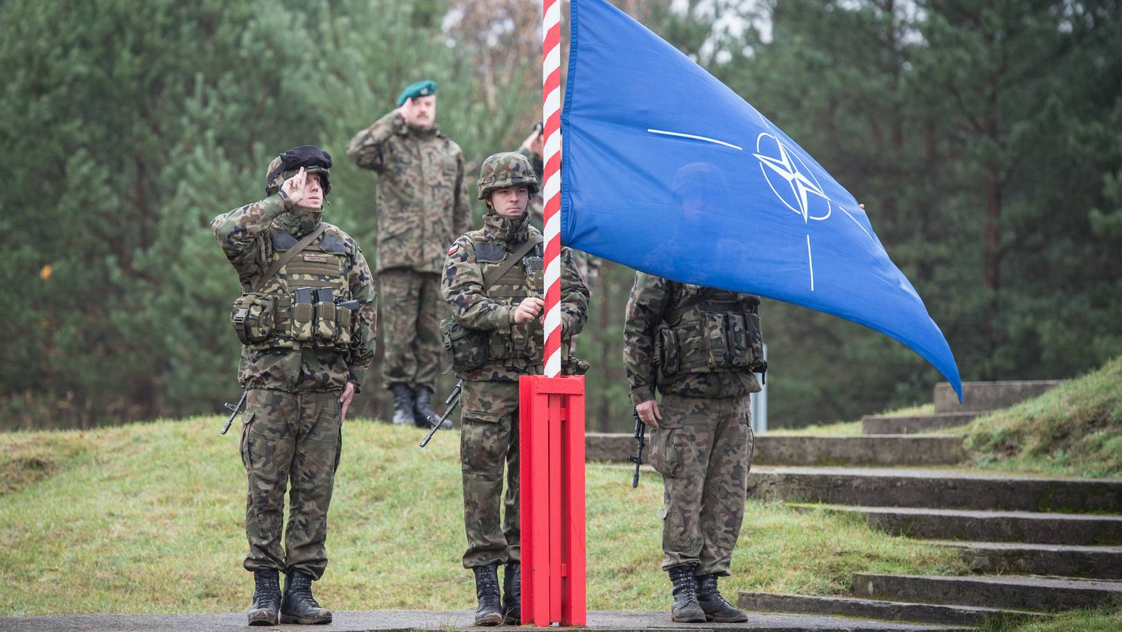 Польские солдаты поднимают флаг НАТО