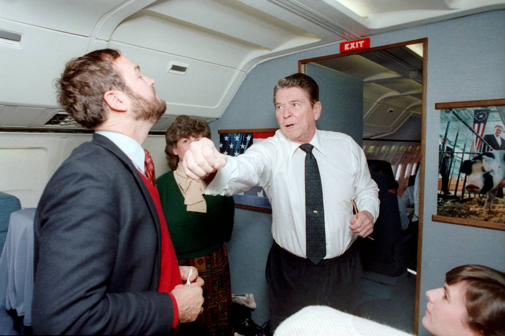 Президент Рейган в шутку симулирует удар конгрессмену Дане Рорабахеру. 1986 год