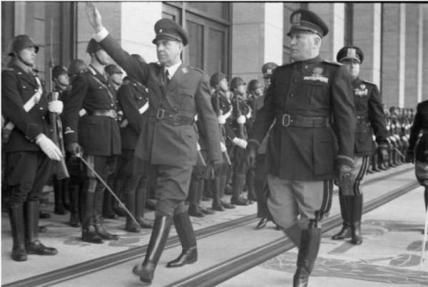 Анте Павелич (Pavelic), (1889-1959), глава хорватской террористической организации усташей (слева) и Бенито Муссолини (справа), 1941 г.