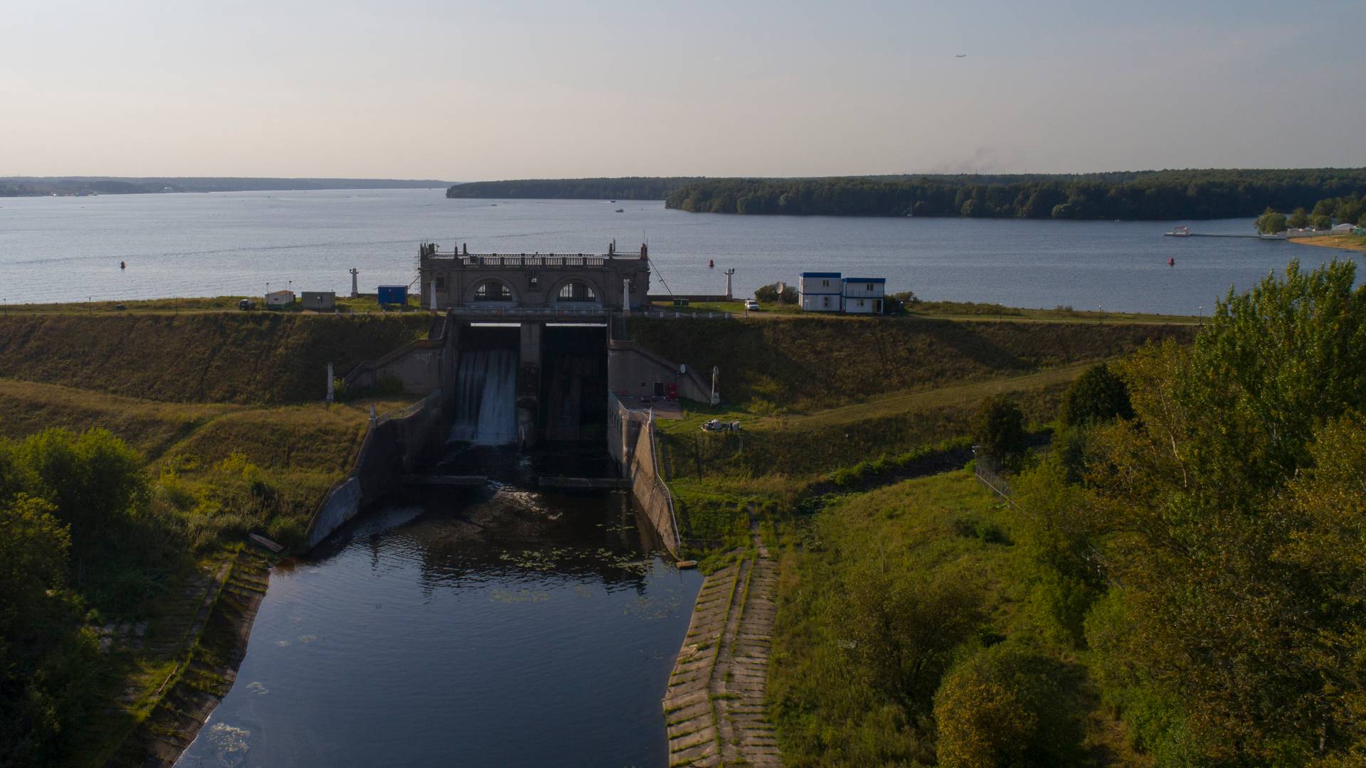 Пироговская малая ГЭС с видом на Клязьменское водохранилище