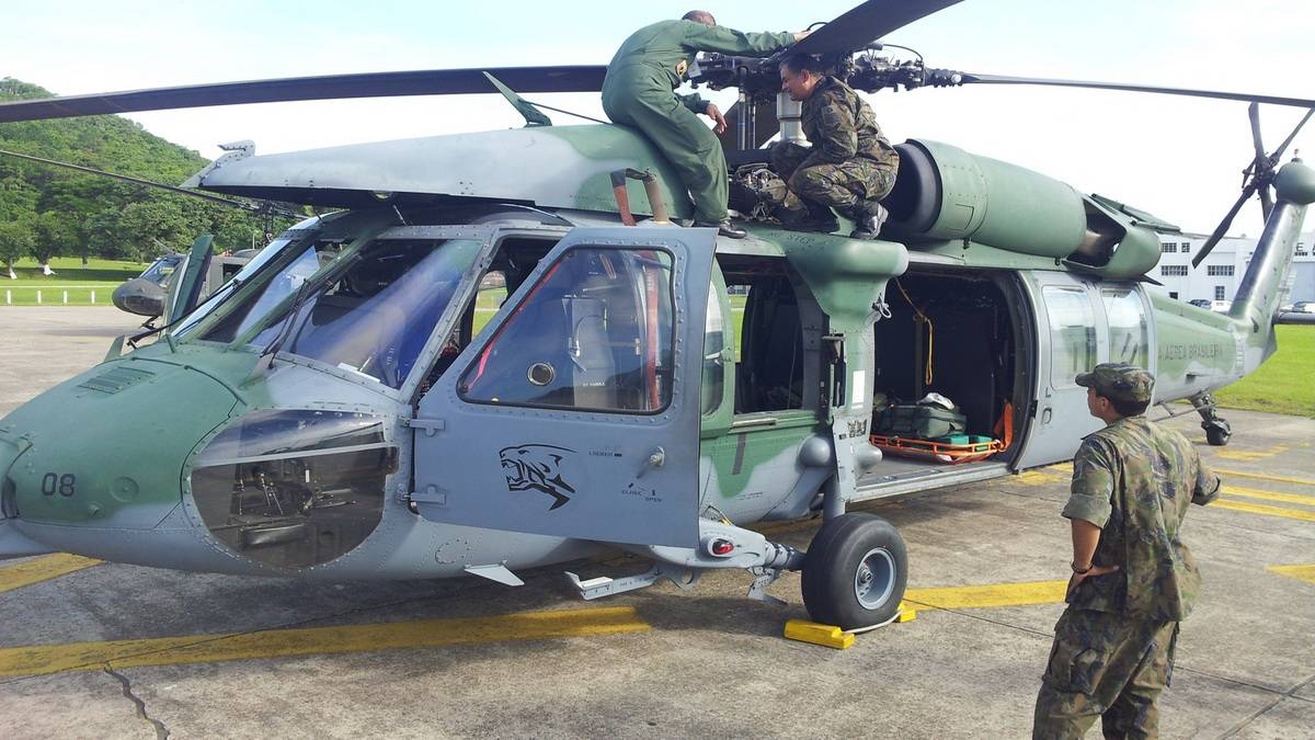Бразилия.Подготовка вертолета к вылету на операцию