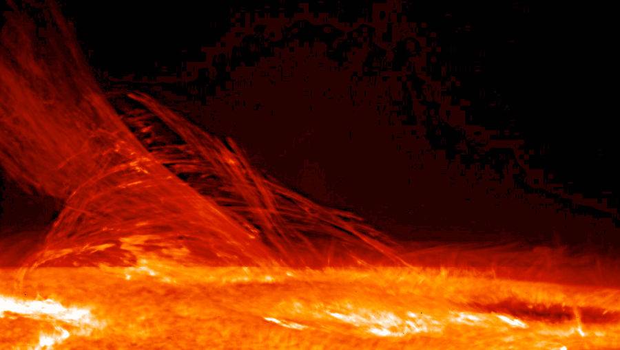 Изображение поверхности и короны Солнца, полученное Солнечным оптическим телескопом (SOT) на борту спутника Hinode