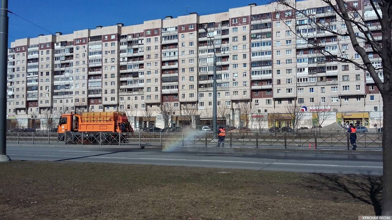 Санкт-Петербург. Рабочие намывают Ленинский проспект