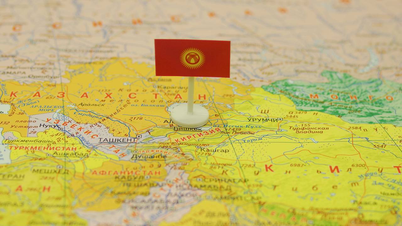 Киргизия с флагом на карте мира