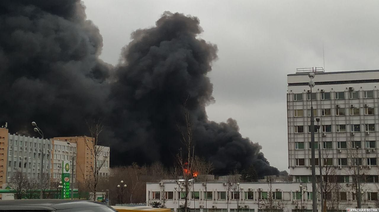 Пожар дома москва сегодня. Пожар в Люблино сейчас. Пожар в Москве сейчас 1 час назад. Черный дым на юге Москвы. Пожар в Люблино сегодня.