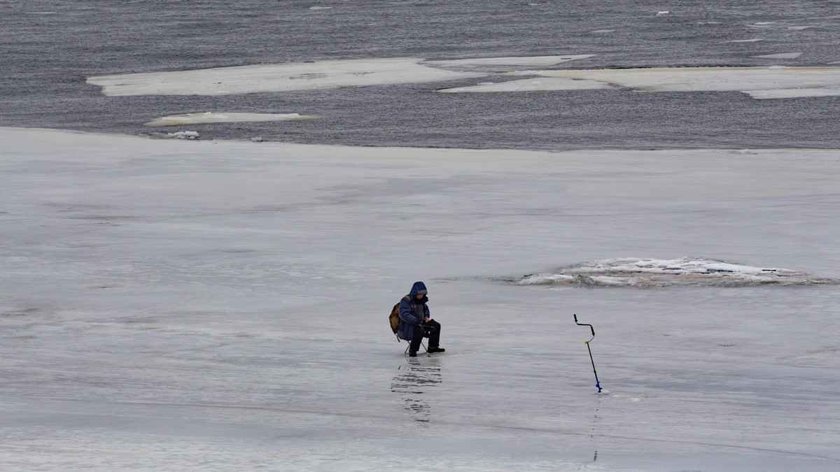 Рыбак на льдине
