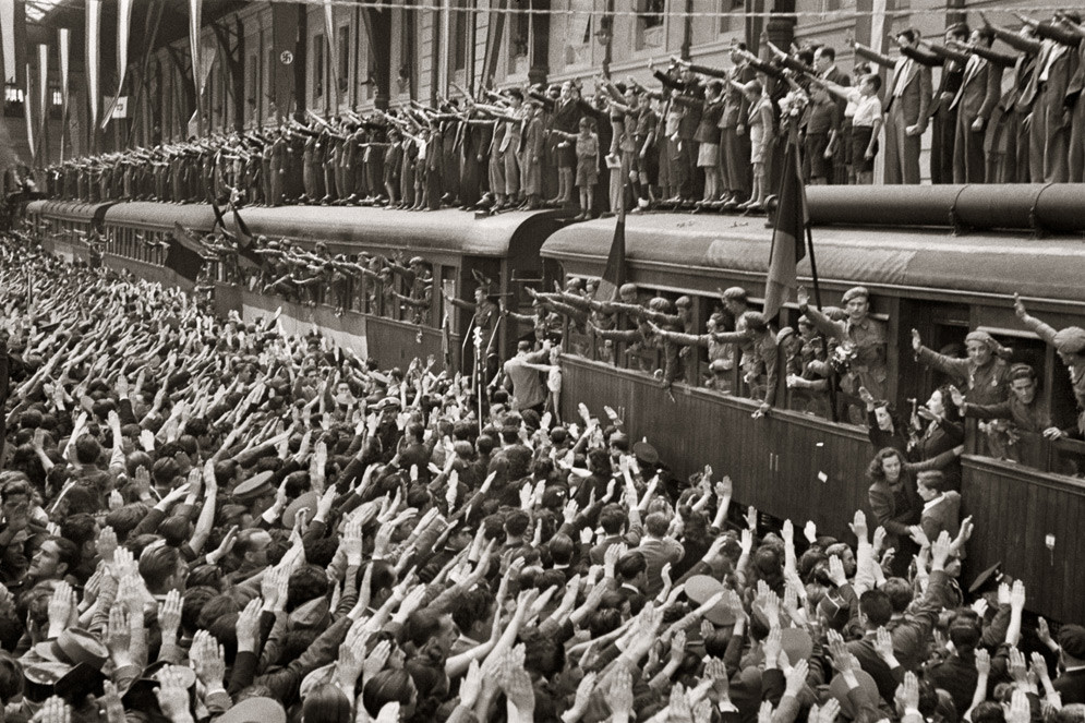 Добровольцы испанской «Голубой дивизии» на вокзале в Мадриде отправляются на войну с СССР. 1941 год