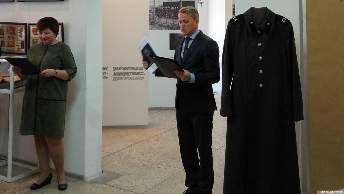 Помощник военного атташе Норвегии в РФ Бёрге Стурвик выступает на открытии выставки. Тольятти