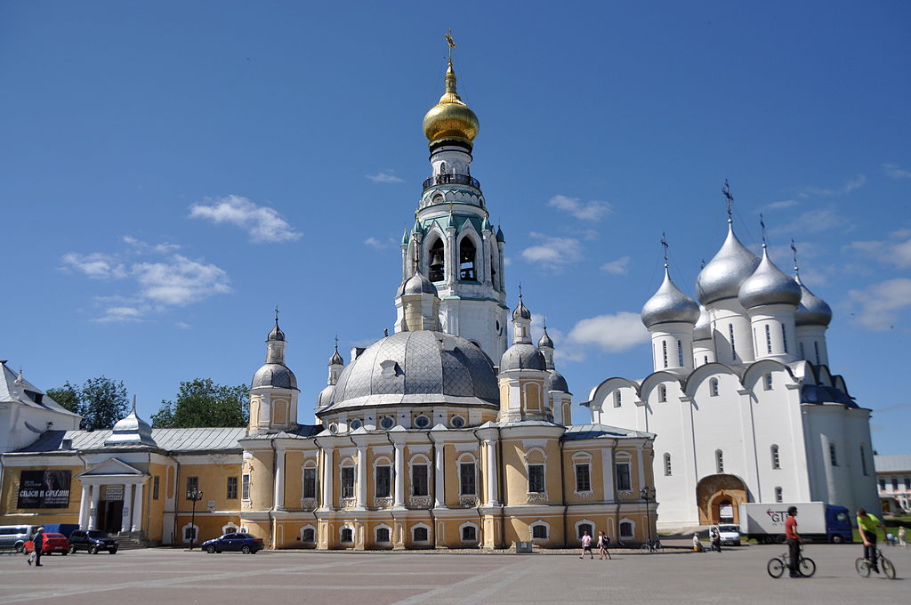 Соборный комплекс в Вологде. Воскресенский собор (левее), тёплый, Софийский собор (холодный) с колокольней; вид со стороны Кремлёвской площади