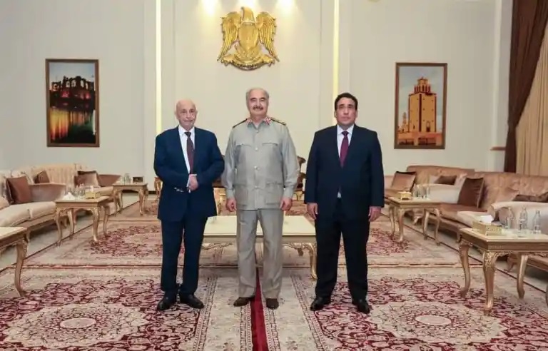 Глава парламента Ливии Агила Салех (слева), главнокомандующий Ливийской Национальной армией (ЛНА) Халифа Хафтар (в центре) и глава Президентского совета Ливии Мухаммед Менфи