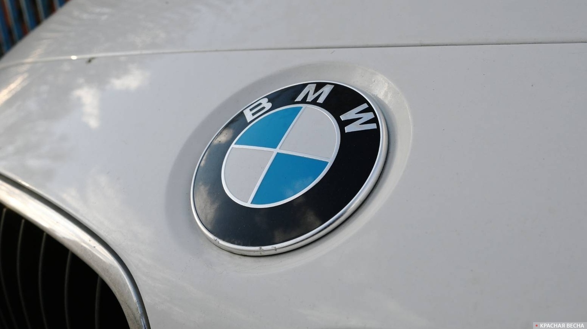 Шильдик на капоте автомобиля «BMW»