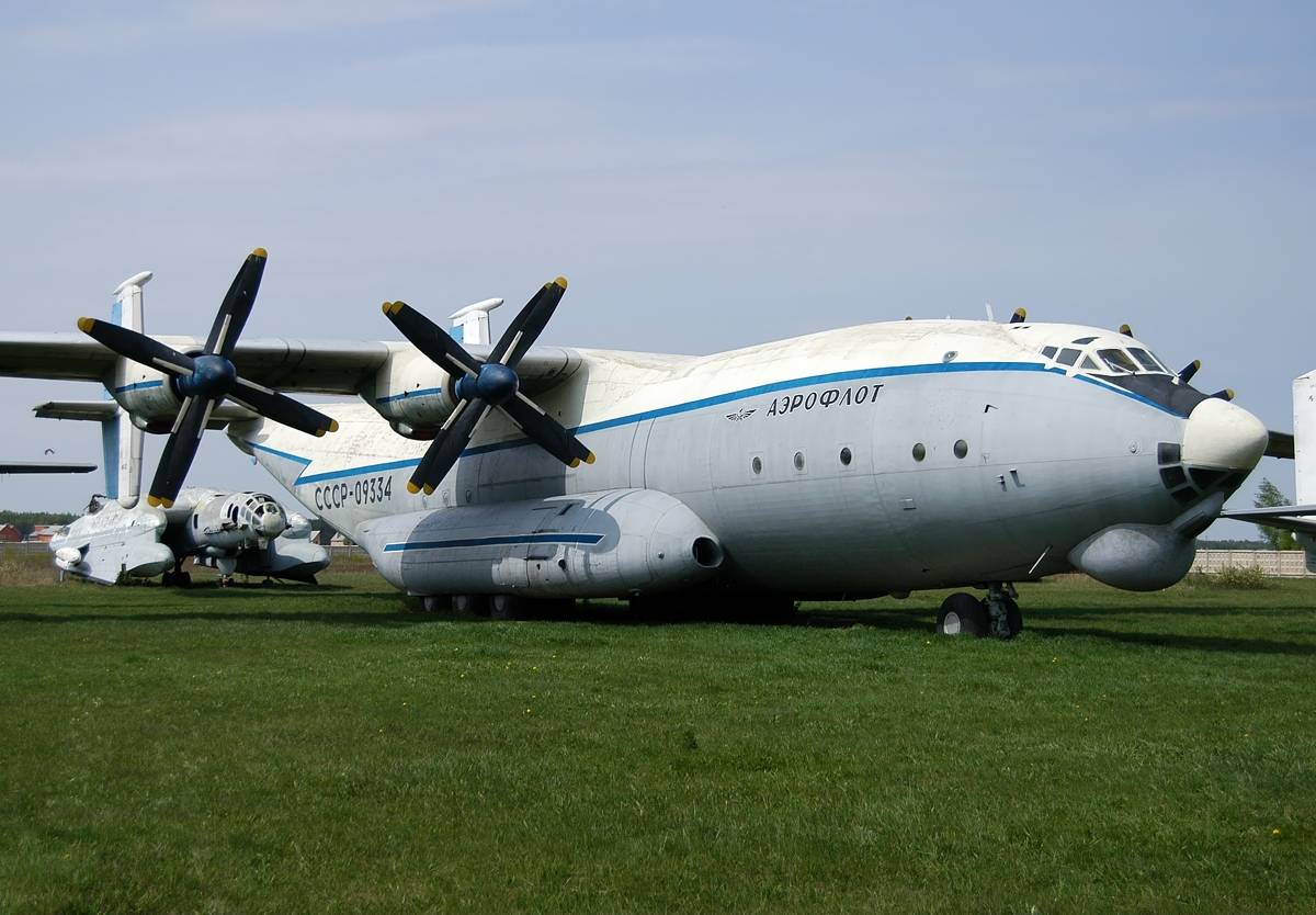 Военно-транспортный самолет Ан-22