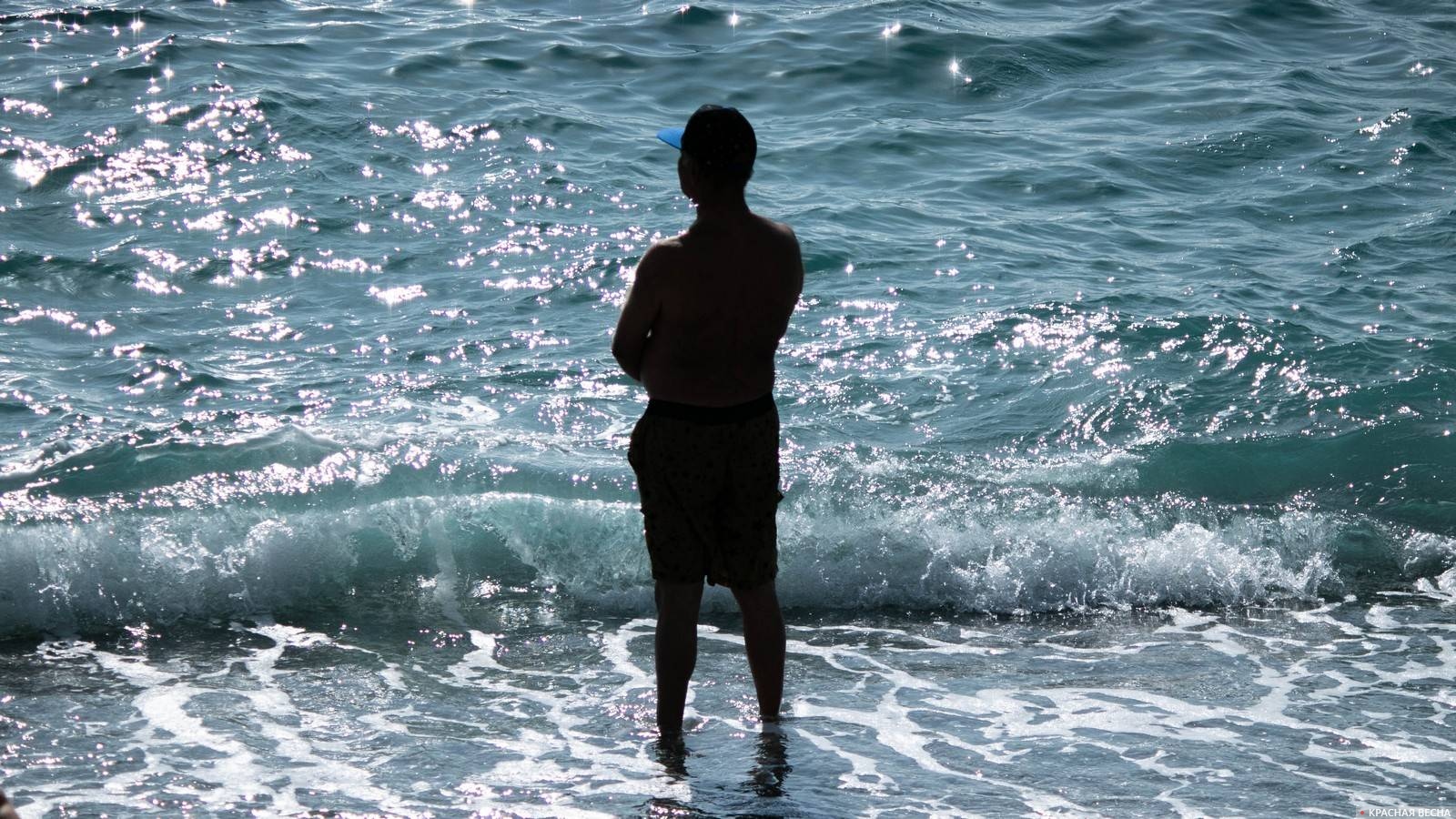 Человек на пляже. Крым