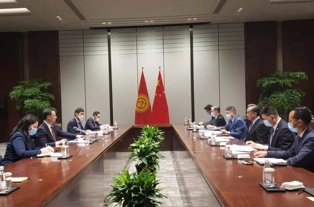 Переговоры главы МИД Киргизии Руслана Казакбаева с Членом государственного совета, главой МИД Китая Ван И