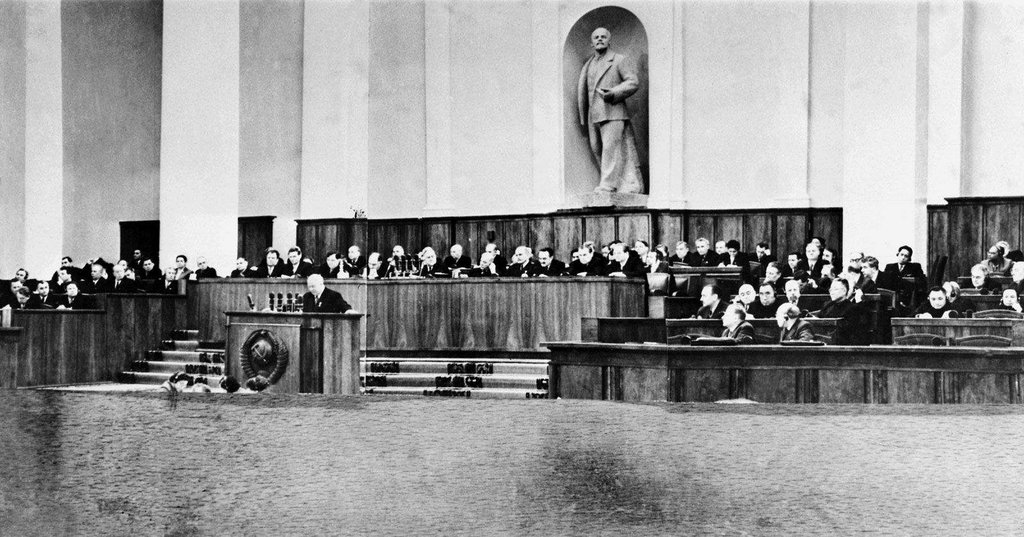 Первый секретарь Президиума ЦК КПСС Н.С.Хрущев выступает с докладом на закрытом заседании XX съезда КПСС, состоявшемся 25 февраля 1956 г.