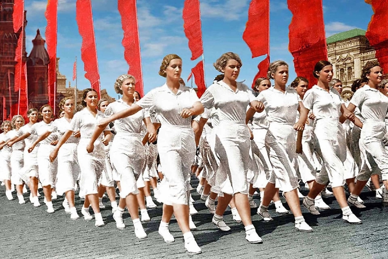 Москва. Колонна спортсменов. 1937. Фотограф И. Шагин, колоризованное фото