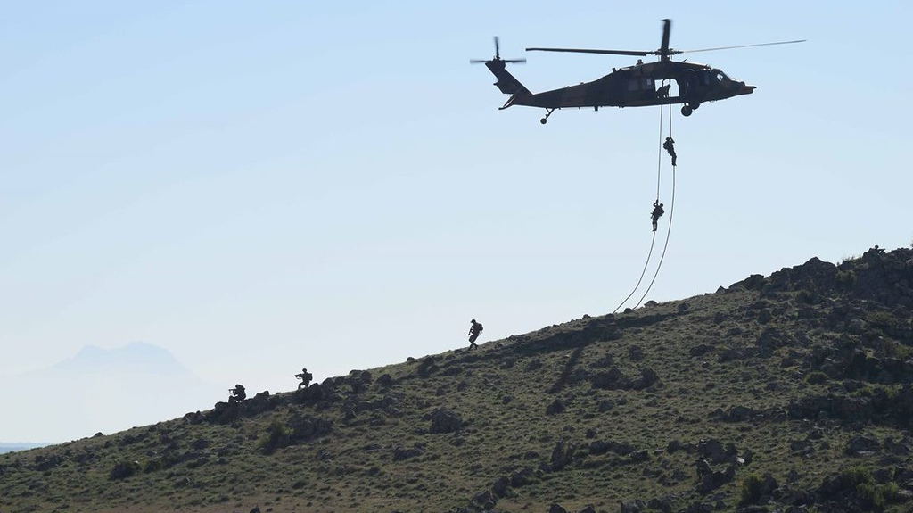 Высадка турецких военных с вертолета