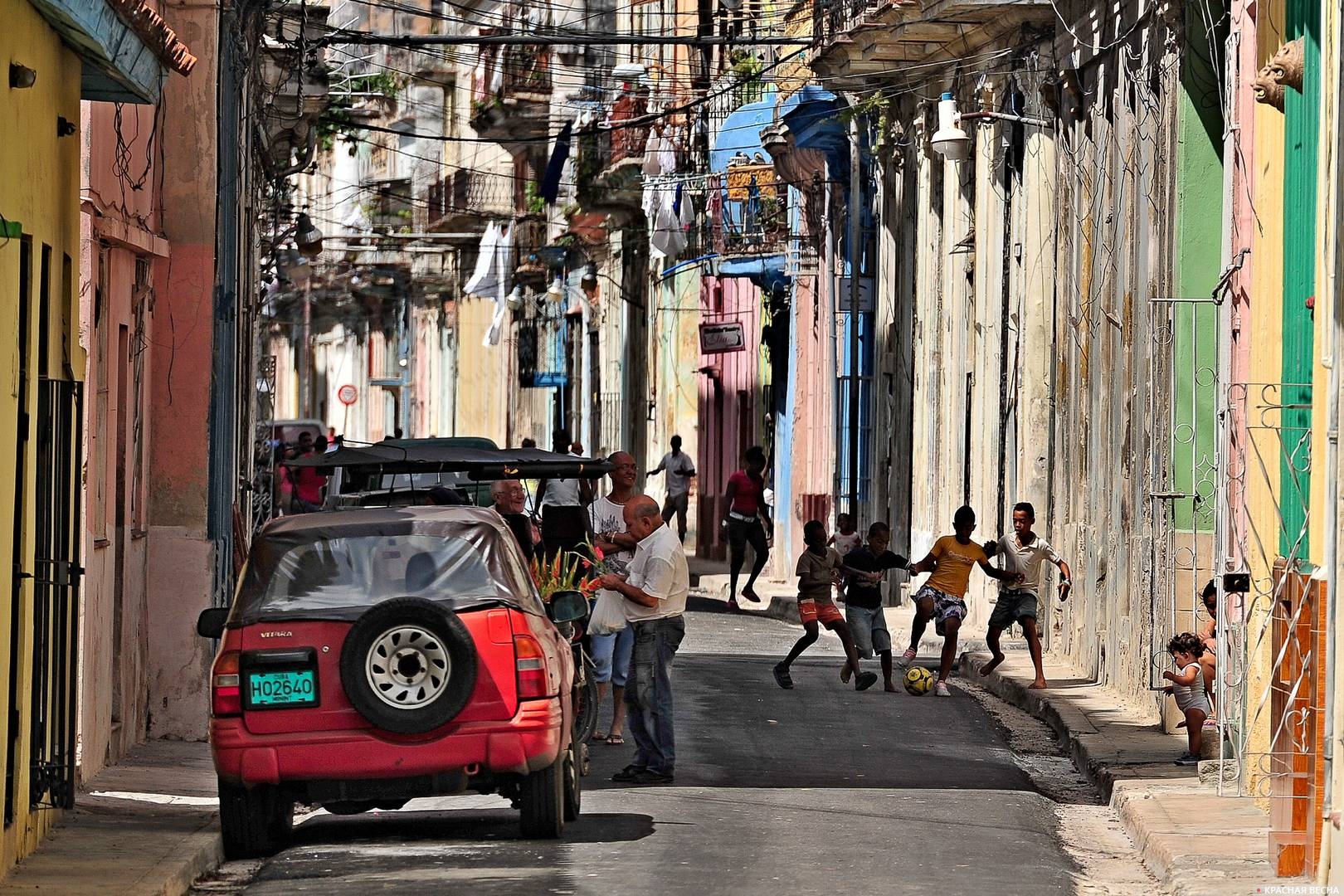 Дети играют в футбол на улице. Гавана. Куба