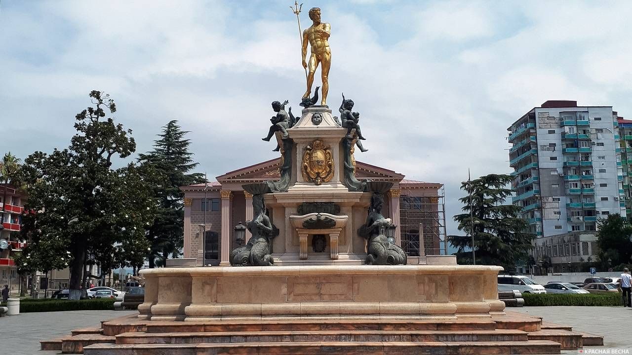 Фонтан Нептун, Тетральная площадь Батуми, Грузия