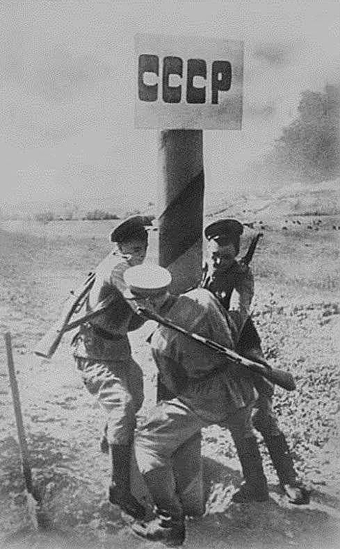 Бойцы устанавливают пограничный столб на границе с Румынией. 1944