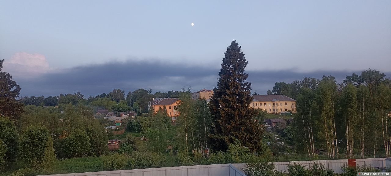 Шлейф дыма виден и во Фряново