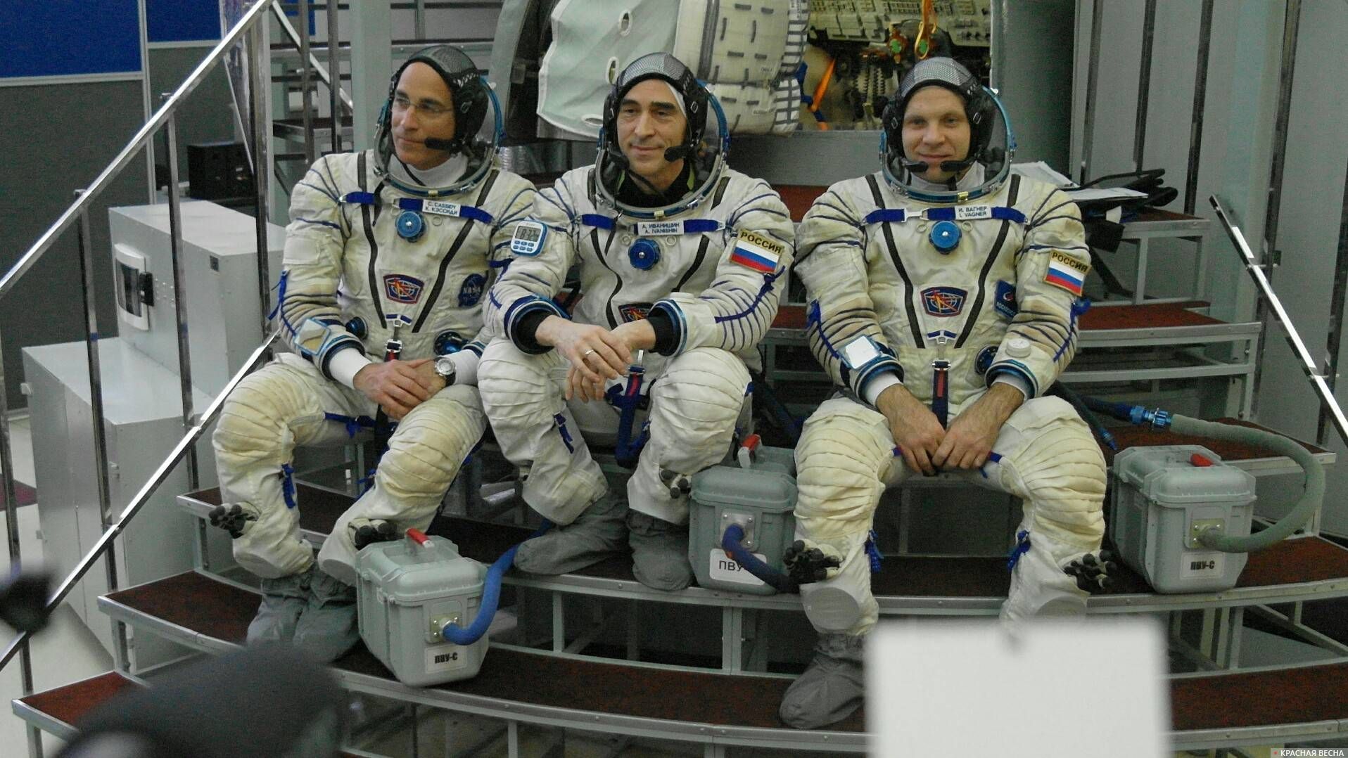 Космонавты Анатолий Иванишин, Иван Вагнер и астронавт Крис Кэссиди перед экзаменом