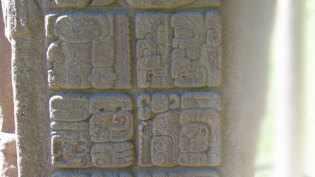 Фрагмент стелы с древними письменами майя. Гватемала