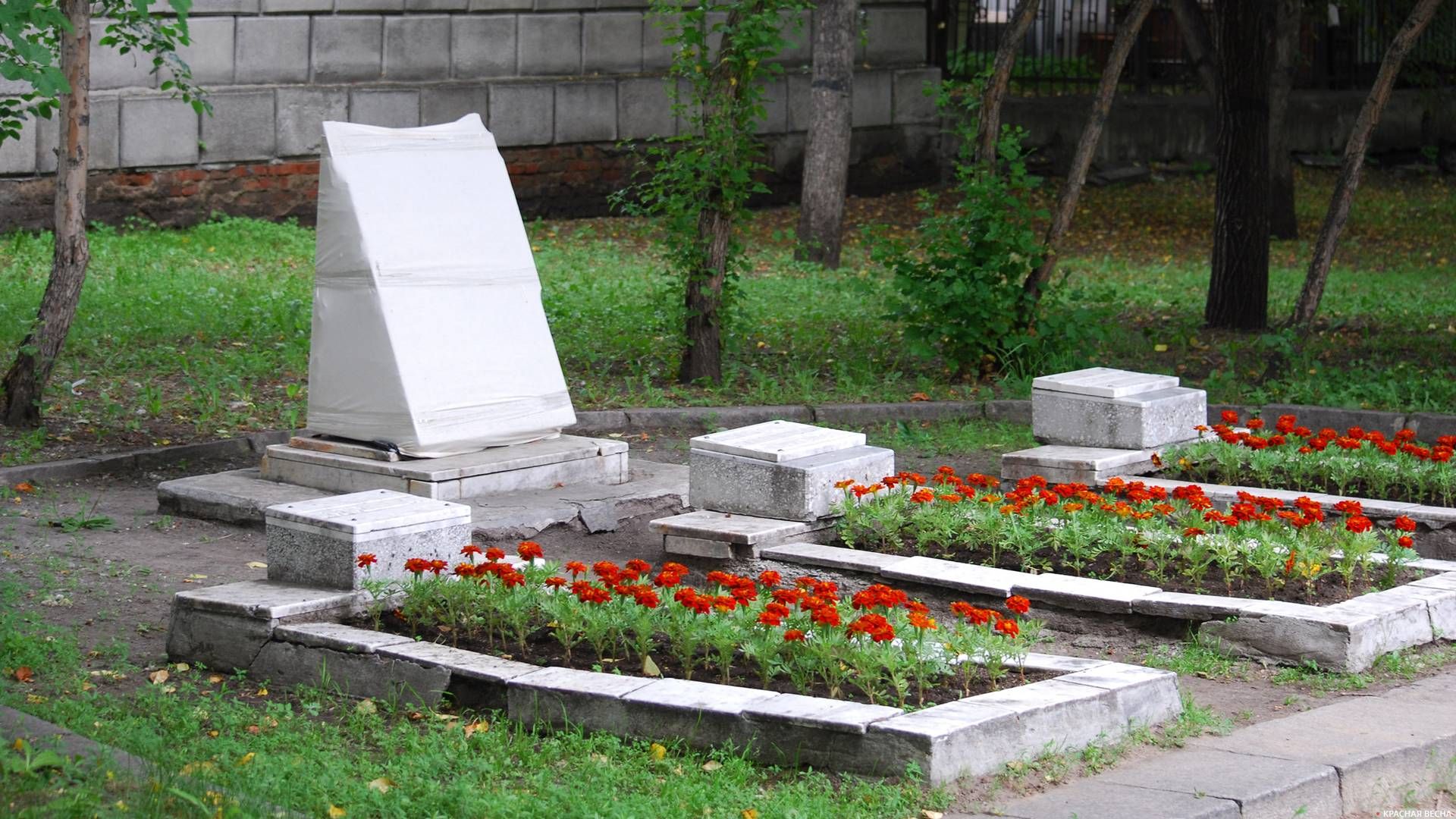 Разбитая вандалами мемориальная плита в сквере Героев Революции, г. Новосибирск 
