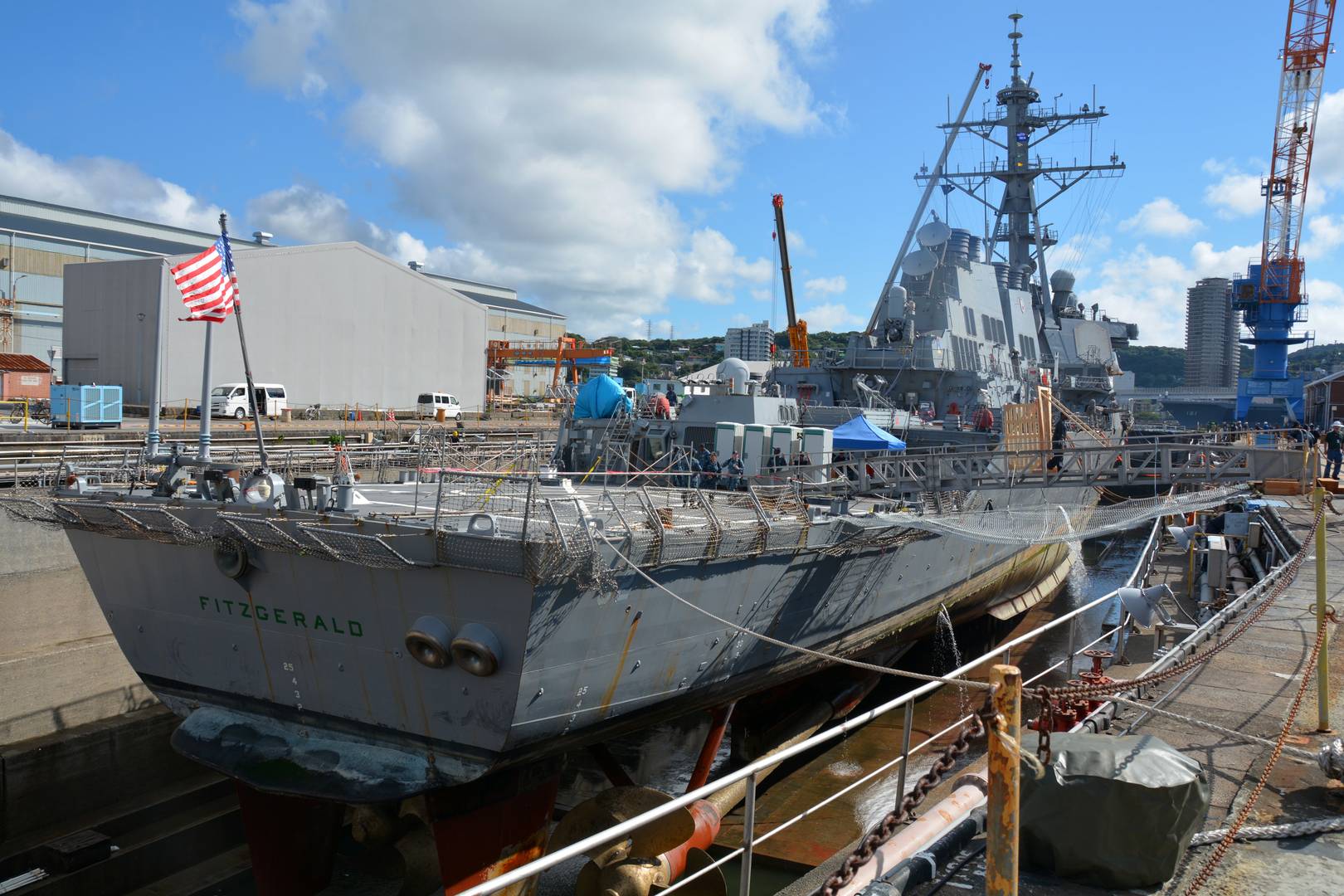 Эсминец УРО типа Fitzgerald ремонтируется в доках американской базы ВМС Йокосука после столкновения с контейнеровозом