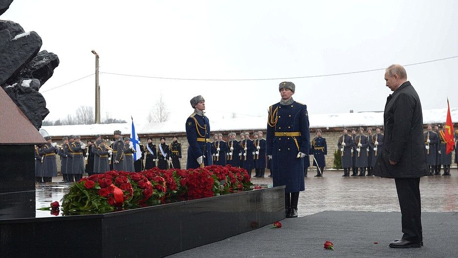 Владимир Путин у памятника погибшим военнослужащим 6-й парашютно-десантной роты