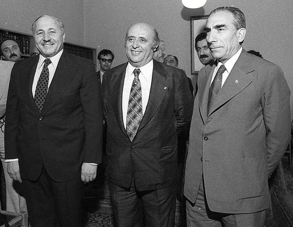 Сулейман Демирель (в центре) и партнеры по коалиции — Неджметтин Эрбакан (слева) и Альпарслан Тюркеш (справа). 1977 г.